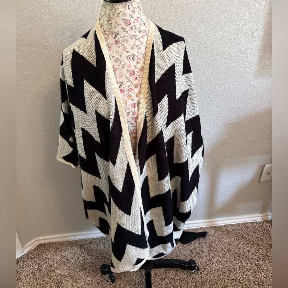 🏷️ 3 for $15 Anthro Primi Black and White Chevron Shrug Sweater